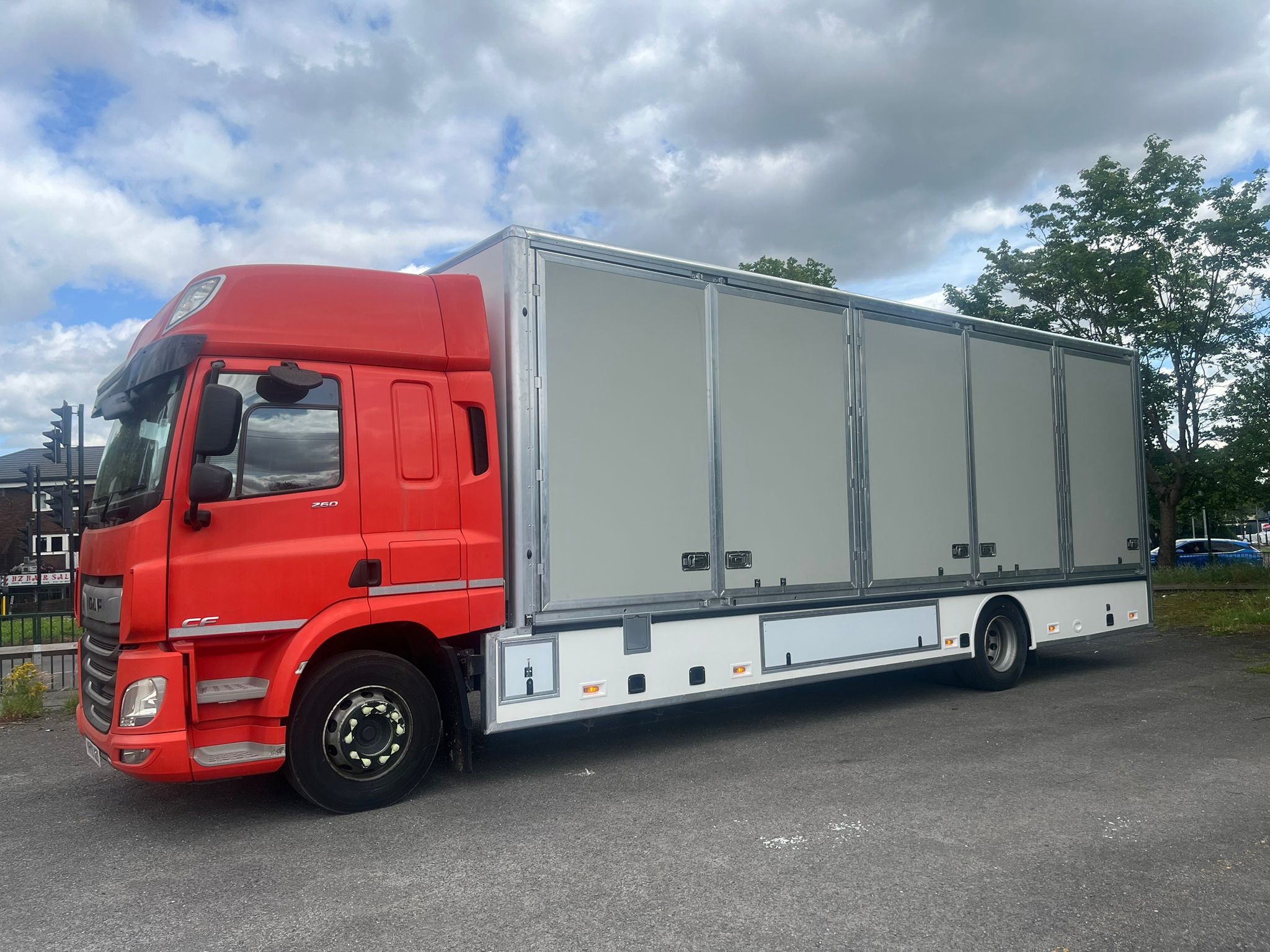 Used curtainside truck in excellent condition with full service history